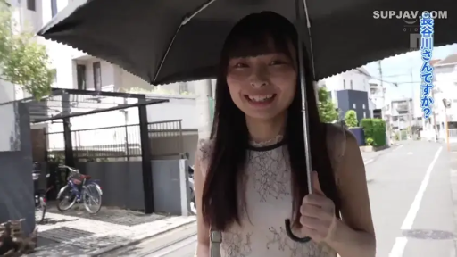 站立 · 微笑 · 街道 · 行走 · 上半身特写 · 雨伞 · 蕾丝连衣裙