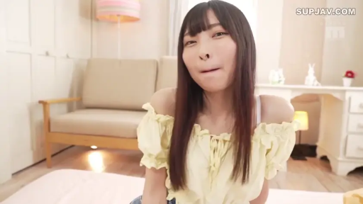 室内 · 坐姿 · 上半身特写 · 黄色一字领上衣