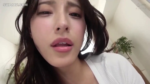 室內 · 迷離 · 面部特寫 · 白色上衣 · POV视角 · 注视镜头 · 室內盆栽 · 俯拍姿势