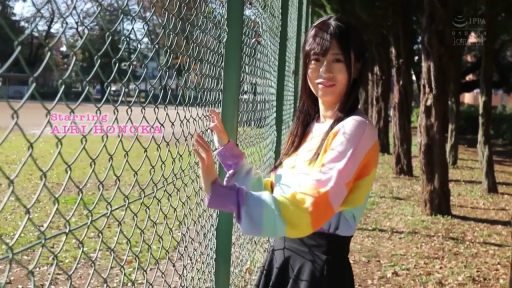 站立 · 中景 · 微笑 · 户外 · 铁丝网 · 美少女 · 彩虹毛衣 · 手扶围栏