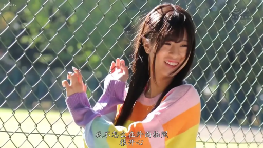 半身特寫 · 户外 · 彩虹条纹毛衣 · 扶着铁丝网