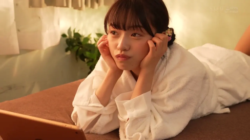 室内 · 趴姿 · 面部特写 · 居家 · 浴袍 · 平板电脑 · 嘟嘴 · 看屏幕