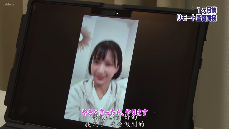 室内 · 坐姿 · 脸部 · 甜美 · 微笑 · 连帽衫 · 平板电脑 · 屏幕录制