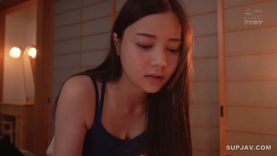 身をかがめる · 憂鬱 · 和室 · 凝視 · 长发 · 中景特写 · 障子 · 黒いサスペンダー付きタンクトップ