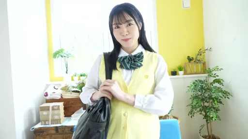 室内 · 展示 · 微笑 · 手提包 · 上半身 · 绿植 · 拎包站立 · 黄色校服背心