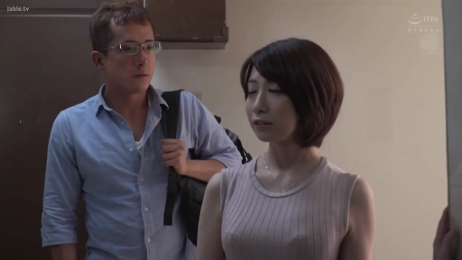 室内 · 背包 · 站立 · 中景 · 平静 · 剧情 · 背心 · 对视