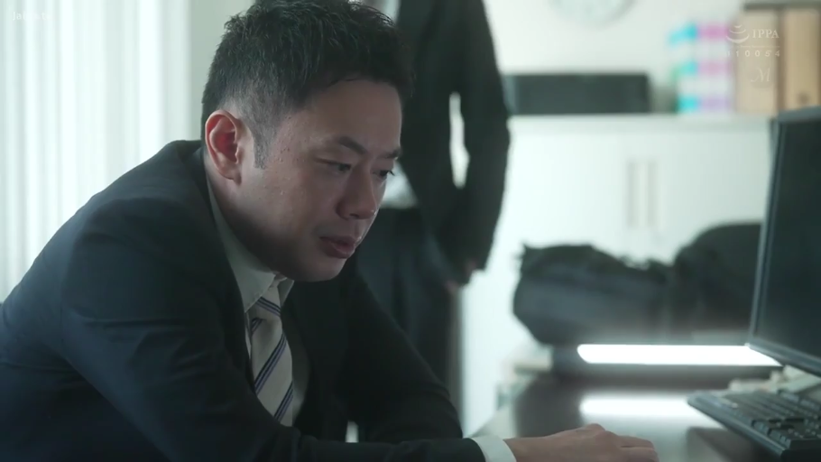 坐姿 · 办公室 · 电脑 · 办公 · 西装 · 职场 · 侧脸特写 · 沮丧