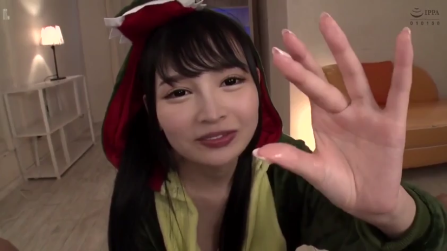 坐姿 · 甜美 · 居家 · 房间 · 是 · 恐龙连体衣 · 伸手向镜头