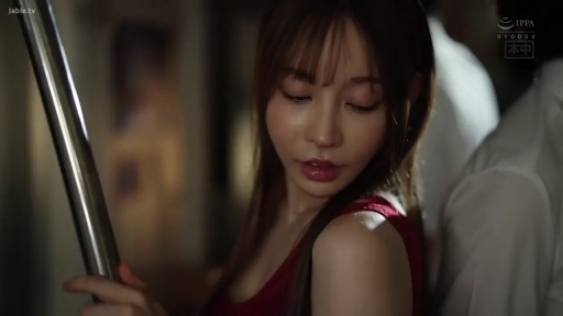 脸部特写 · 站立 · 电车 · 红色背心