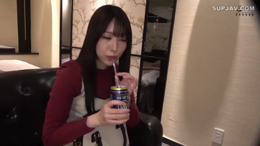 室内 · 座り姿勢 · 自然 · 半身 · 长直发 · 吸管 · 米色背带裙 · 饮用饮料