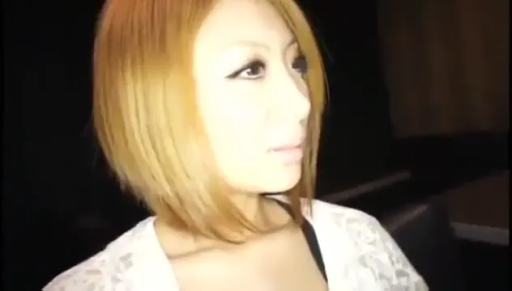 暗处 · 侧面 · 脸部特写 · 平静 · 注视 · 短发 · 白色蕾丝衣