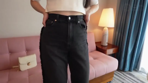 站立 · 展示 · 沙发 · 房间 · 局部 · 腰部 · 白色上衣与黑长裤