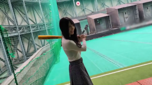 全景 · 紧身长袖 · 甜美微笑 · 黑长直 · 棒球棍 · 室内棒球练习场 · 站立挥棒 · 打棒球