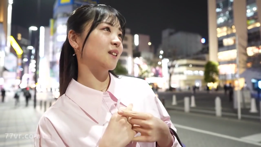 微笑 · 近景 · 夜景 · 耳坠 · 粉色衬衫 · 户外街道 · 侧身站立 · 整理领口