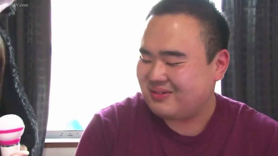 室内 · 座り姿勢 · 恥ずかしがり屋 · 顔のクローズアップ · 注視 · バイブレーター · 肥満 · 紫红色T恤