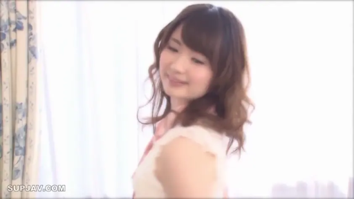 室内 · 中景 · 回眸 · 无袖上衣