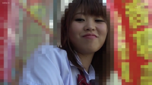 頭を下げる · 顔部のクローズアップ · モザイク · 微笑 · 注視 · 屋外 · 校服制服