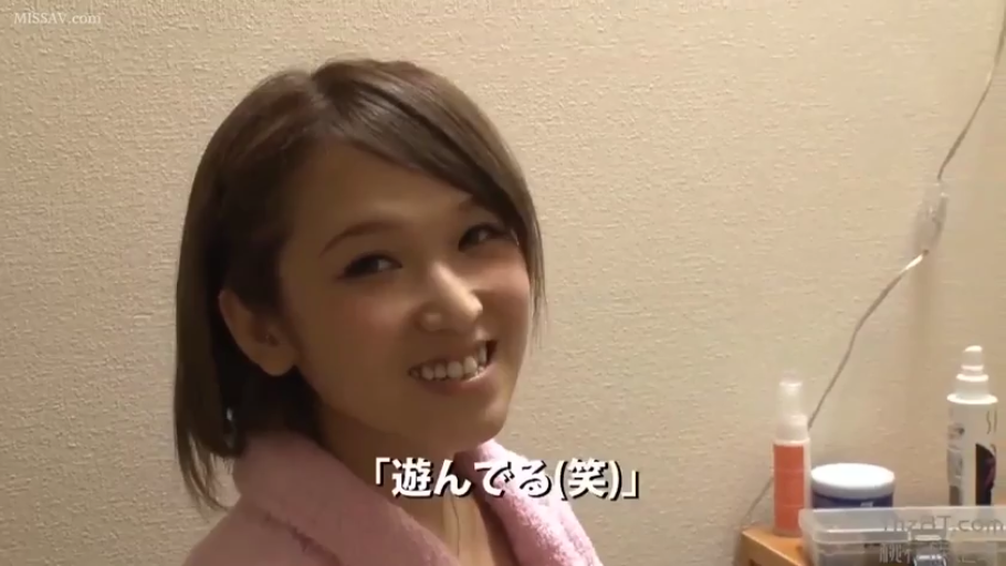 站立 · 和室 · 微笑 · 否 · 熟女 · 格纹衬衫 · 抚摸面部