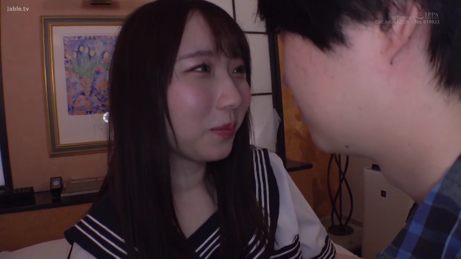 身をかがめる · 顔 · 寝室 · 微笑 · ベッド · 制服 · 水手服 · インタラクティブ