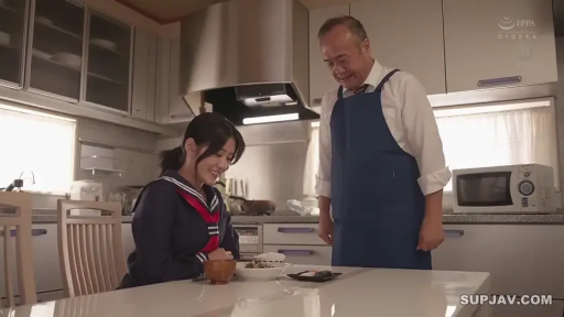 角色扮演 · 全景 · 微笑 · 学生制服 · 厨房 · 对坐 · 用餐 · 餐具