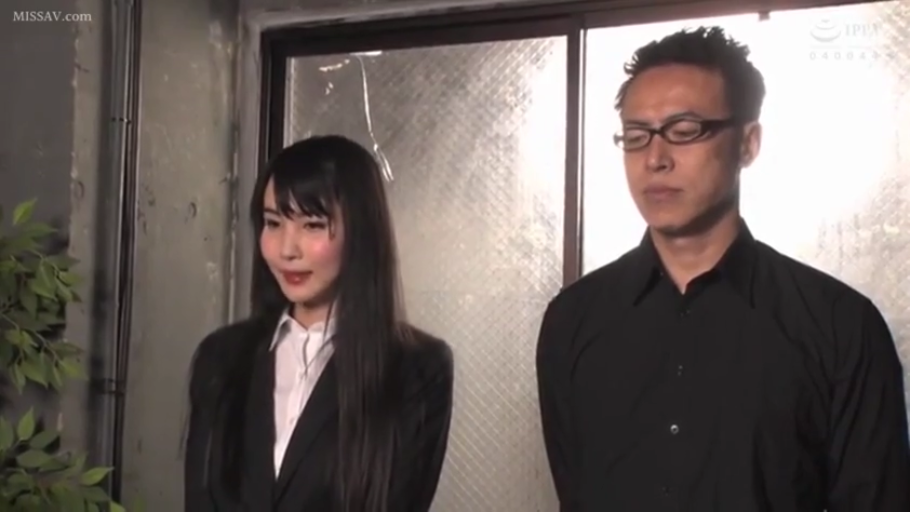 室内 · 眼镜 · 站立 · 中景 · 微笑 · 交流 · 西装 · 亚洲人