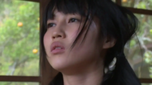 室内 · 忧郁 · 特写 · 凝视 · 常服 · 柔光 · 侧头