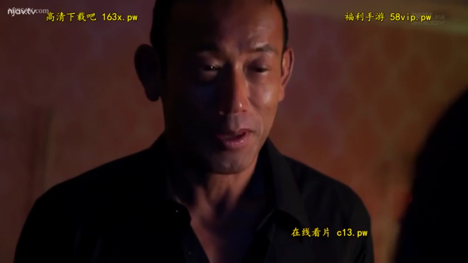 室内 · 交谈 · 严肃 · 站立 · 面部特写 · 黑色衬衫 · 中年男性