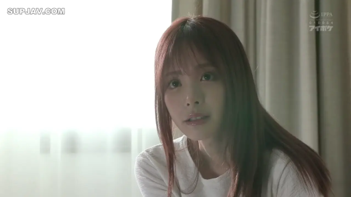 室内 · 座り姿勢 · 迷離 · 顔のクローズアップ · 凝視 · 长发 · 白いTシャツ