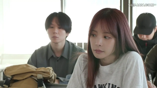 坐姿 · 教室 · 中景 · 注视 · 平淡 · 日常 · 背包 · 休闲T恤