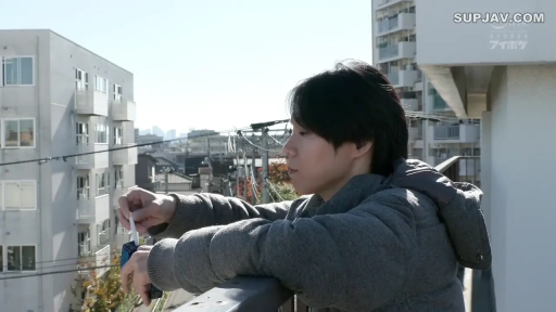 忧郁 · 中景 · 站姿 · 栏杆 · 外套 · 阳台 · 城市景观 · 凭栏远眺