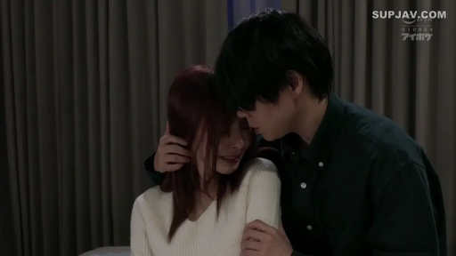 投入 · 面部 · 卧室 · 拥抱 · 接吻 · 白色毛衣