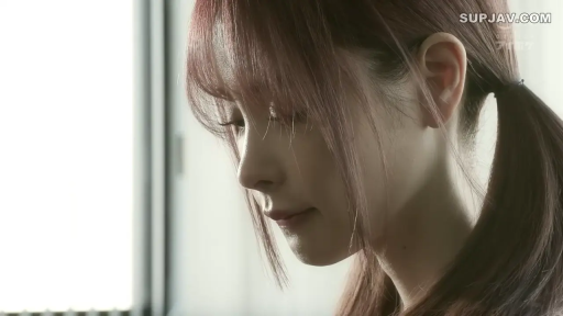 室内 · 忧郁 · 面部特写 · 未知 · 侧颜 · 垂首