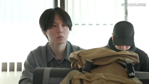 忧郁 · 教室 · 面部特写 · 剧情场景 · 灰色卫衣 · 书包 · 发呆 · 托腮坐姿