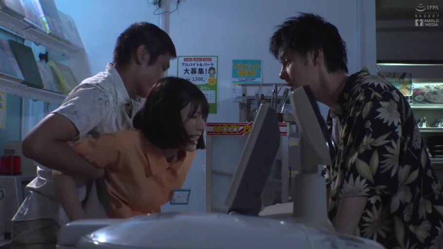 中景 · 多人 · 苦痛 · 便利店 · 便利店制服 · 收银机 · 从背后搂抱 · 强制骚扰