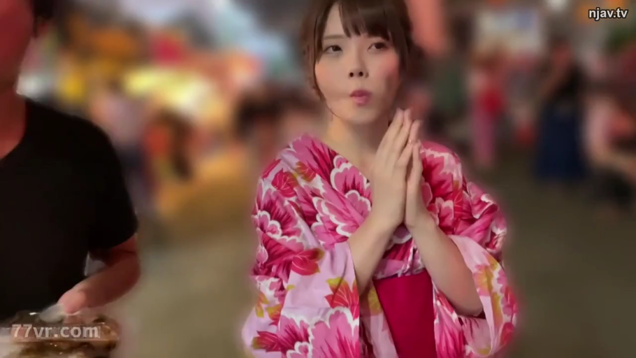 粉色花朵图案浴衣 · 户外祭典