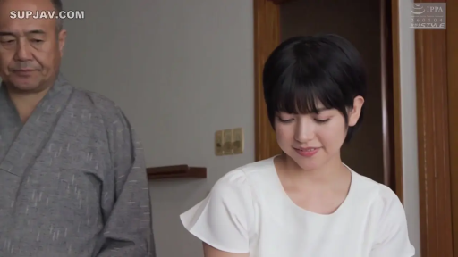 室内 · 站立 · 白色短袖 · 中景