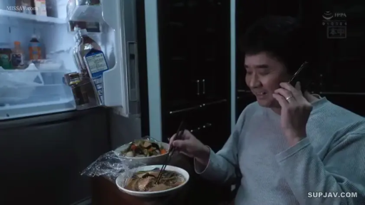 坐姿 · 愉悦 · 厨房 · 打电话 · 食物 · 筷子 · 灰色长袖衫