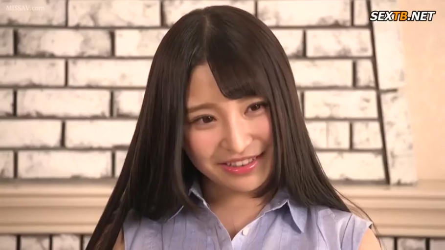 坐姿 · 微笑 · 面部特写 · 注视 · 浅蓝色无袖衬衫 · 黑长直 · 室内砖墙