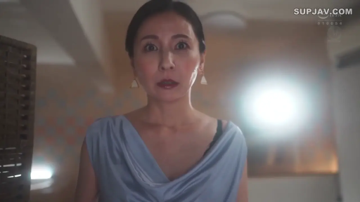 室内 · 脸部 · 站姿 · 耳环 · 凝视 · POV · 震惊 · 浅蓝连衣裙