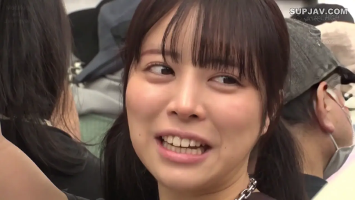 面部 · Stand · Smile · Necklace · Outdoor · Everyday Clothing · Pleasant · 素人风