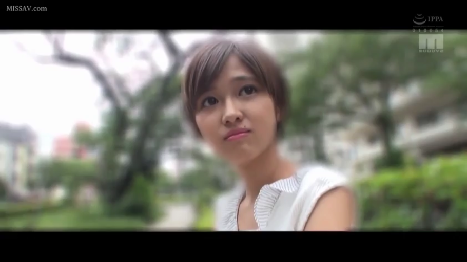 座り姿勢 · 屋外 · ショートヘア · 头部特写 · 横に首を傾けて見つめる · 茫然 · 白色褶皱无袖衫