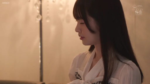 室内 · 沉思 · 站姿 · 白衬衫 · 长发 · 侧脸特写 · 背景灯 · 静立