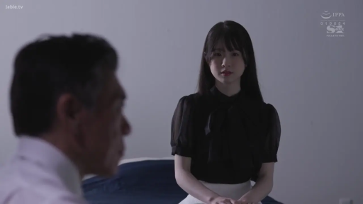 室内 · 坐姿 · 面部 · 床 · 剧情 · 注视 · 冷静 · 黑色雪纺衫