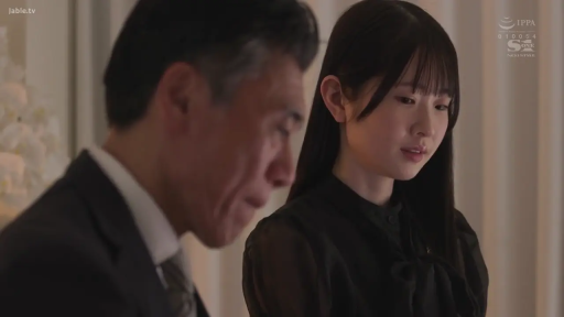 口交 · 跪姿 · 口交特写 · POV视角 · 仰视 · 白色吊带内衣 · 室内地板 · 散落衣物