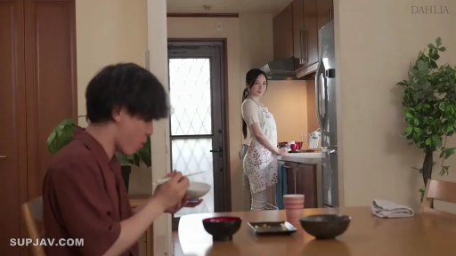 回眸 · 中景 · 餐厅 · 烹饪 · 冰箱 · 日常服 · 居家生活 · 温和