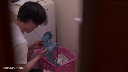 集中 · 蹲姿 · 白いTシャツ · 洗衣篮 · 恋物 · 洗衣房 · 文胸特写 · 偷拿内衣