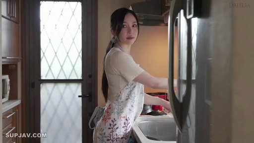 平和 · 厨房 · 家务 · 厨具 · 花色围裙 · 侧面中景 · 站立回眸 · 人妻系