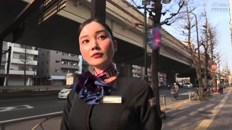 站立 · 平静 · 职业装 · 上半身特写 · 户外 · 丝巾 · 侧视 · 空姐制服