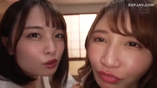 Close-up of the face · Facing the camera · Japanese-style room interior · 休闲常服 · 并肩靠拢 · 俏皮嘟嘴 · 双人镜头