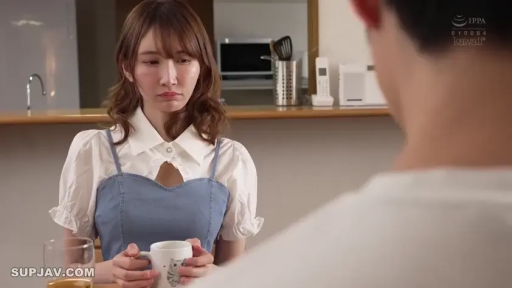 Sitting Posture · Kitchen · 上半身 · 忧愁 · 马克杯 · 拿杯子 · 衬衫吊带裙 · 居家对话